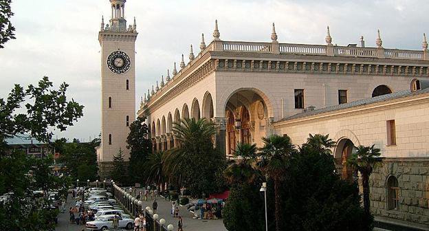 Железнодорожный вокзал города-курорта Сочи. Краснодарский край. Фото 2006 года. Источник: www.parovoz.com
