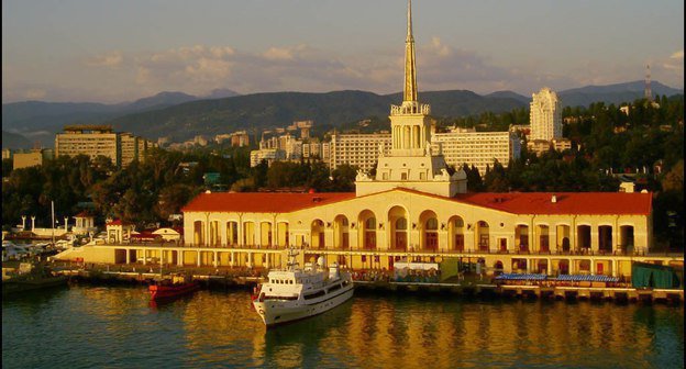 Вид на город Сочи Краснодарского края.  Источник: www.0it.ru