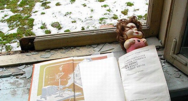 Окно одного из кабинетов в школе №1 г. Беслана, Северная Осетия. Дата снимка - 8 марта 2005 года. Фото автора Mashkine с сайта www.flickr.com