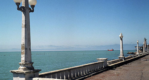 Абхазия, Сухуми, берег Чёрного моря. Фото с сайта www.flickr.com/photos/antecanis