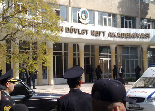 Азербайджан, Баку, полиция у здания АГНИ. Фото "Кавказского узла"