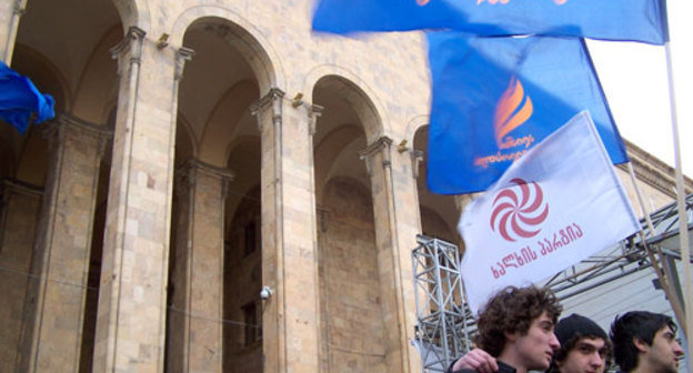 Митингующие у здания Парламента Грузии. Тбилиси, 9 апреля 2009 года. Фото "Кавказского Узла"