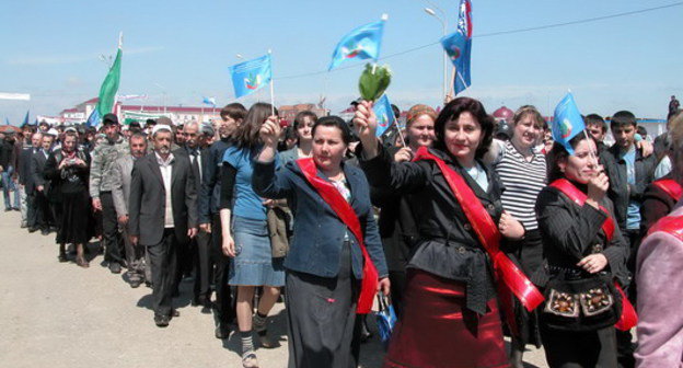 Празднование первомая в Чечне. Грозный 1 мая 2007 года. Фото с сайта www.chechnyafree.ru