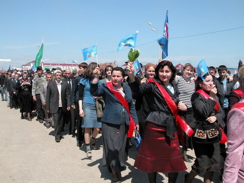 Празднование первомая в Чечне. Грозный 1 мая 2007 года. Фото с сайта www.chechnyafree.ru