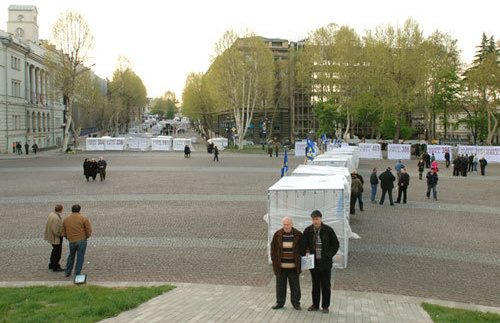 Площадь Свободы, палаточный городок оппозиции. Тбилиси, 26 апреля 2009 года. Фото "Кавказского узла"