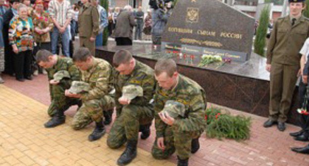 Открытие памятника жителям Брянска Алексею Макееву и Сергею Бакалеву, погибшим в прошлом году в ходе августовской войны на Кавказе.
Фото с сайта briansk.ru.