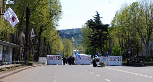 Тбилиси, проспект Руставели, палаточный городок оппозиции, 29 апреля 2009 года. Фото "Кавказского Узла"