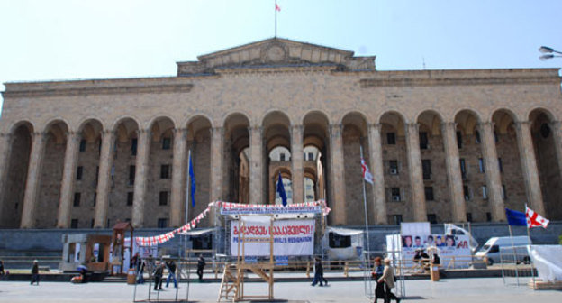 Парламент Грузии, 29 апреля 2009 года, Тбилиси. Фото "Кавказского Узла"