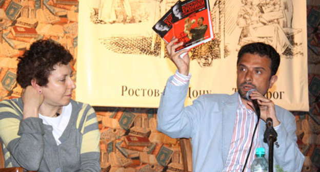 Александр Архангельский представляет книги последнего лауреата премии «Просветитель» Николая Сванидзе. Фото "Кавказского Узла"