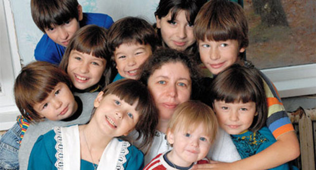 Многодетная семья. Фото с сайта www.cirota.ru