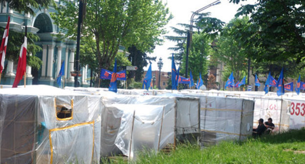 Тбилиси, проспект Руставели, палаточный городок оппозиции напротив Парламента Грузии, 15 мая 2009 года. Фото "Кавказского узла"