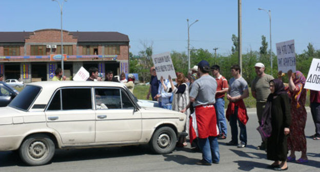 Дагестан, Махачкала, блокирование улицы Акушинского, 18 мая 2009 года. Фото "Кавказского узла"