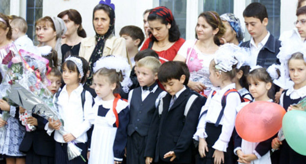 Грозненские школьники. Грозный, 1 сентября 2005 года. Фото с сайта www.chechnyafree.ru