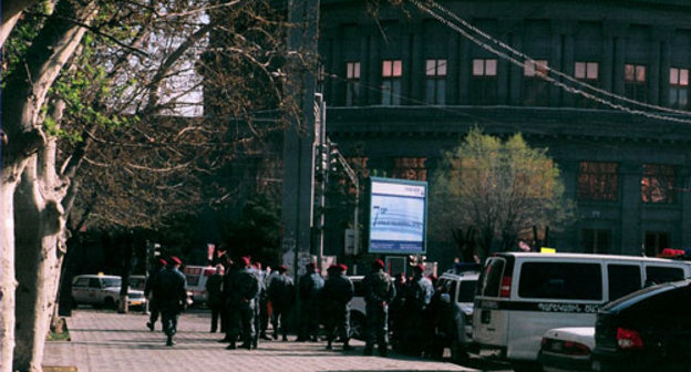 Армения, Ереван, сотрудники правоохранительных органов у здания Оперы. Фото "Кавказского Узла"