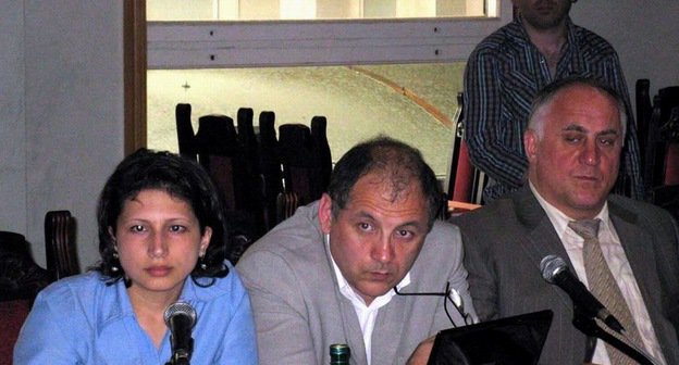 На снимке (слева направо): главный редактор газеты "Черновик" Надира Исаева, ведущий круглого стола  Нариман  Гаджиев  и  председатель Общественной палаты
Дагестана Абумуслим Муртазалиев. Фото корреспондента "Кавказского узла" Тимура Исаева.