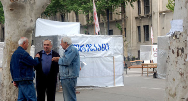 Тбилиси, проспект Руставели, палаточный городок оппозиции около метро Площадь Свободы, 15 мая 2009 года. Фото "Кавказского Узла"