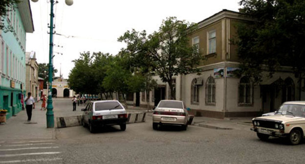 Пересечение главных улиц Кизляра - Советской и Багратиона. Фото с сайта http://ujeslesar.narod.ru