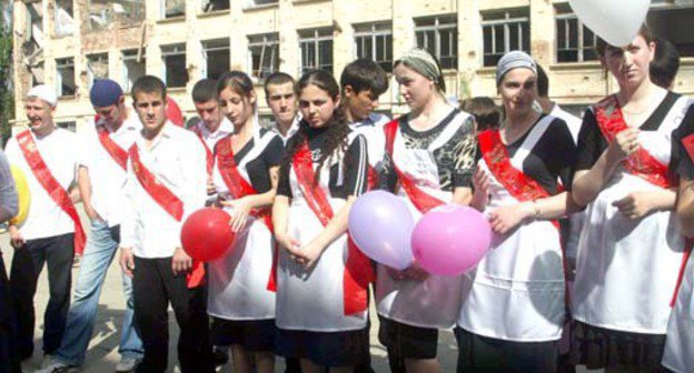 Последний звонок в одной из школ г.Грозного, Чечня. Фото с сайта www.chechnyafree.ru