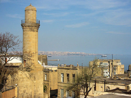 Азербайджан, Баку, историческая часть города, вид на Каспийское море. Фото с сайта http://ru.wikipedia.org
