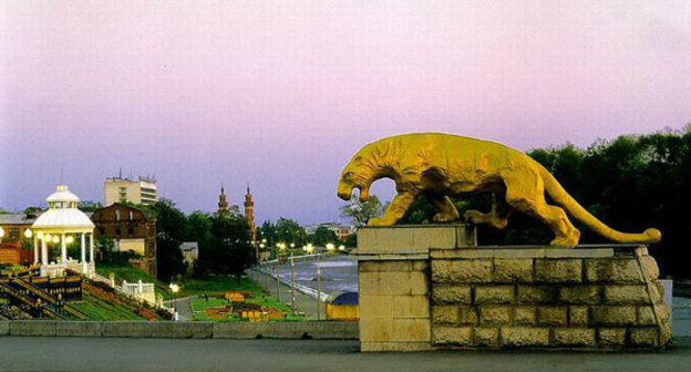 Северная Осетия, Владикавказ, вид на набережную р. Терек с чугунного моста. Фото с сайта http://gallery.darial-online.ru