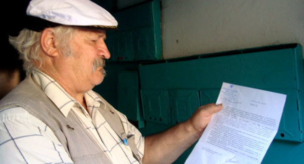 Евгений Захаров читает ответ прокурора Анатолия Миненко о законности своего задержания 14 мая. Фото "Кавказского Узла"