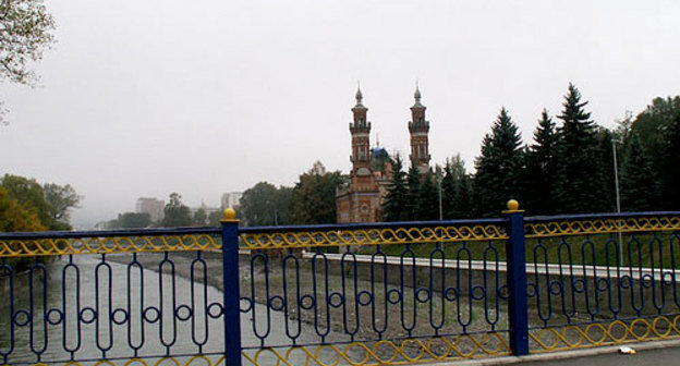 Владикавказ, вид на р.Терек и мечеть с моста. Фото с сайта www.flickr.com/photos/distan