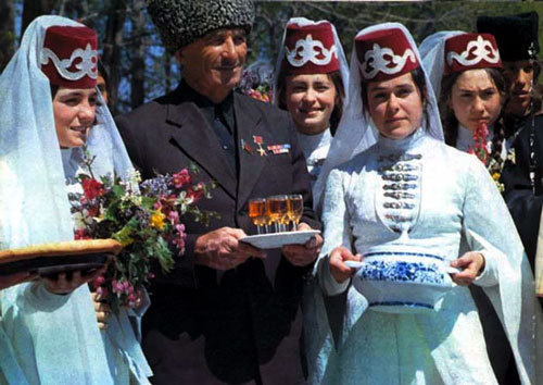 Чеченские национальные костюмы. Фото с сайта www.chechnyafree.ru