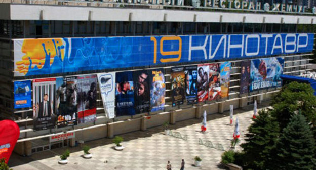 Сочи, перед открытием 19-го кинофестиваля "Кинотавр". Фото с сайта www.proficinema.ru