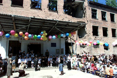 Последний звонок в одной из школ Чечни. Фото с сайта www.chechnyafree.ru