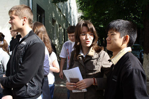 Ученики Ростовской области перед входом в школу. Фото "Кавказского Узла"