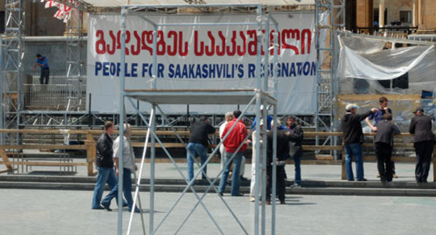 Тбилиси, вход в парламент Грузии, 27 мая 2009 года. Фото "Кавказского Узла"
