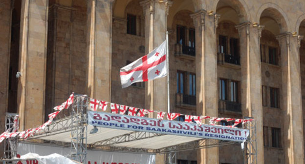 Тбилиси, вход в парламент Грузии, май 2009 года. Фото "Кавказского Узла"