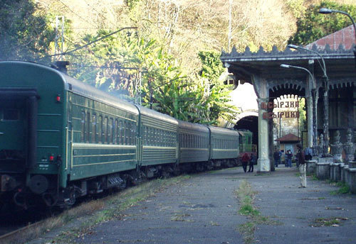 Абхазская железная дорога. Фото с сайта http://ru.wikipedia.org