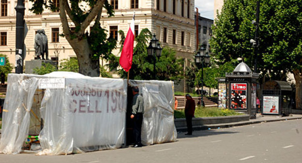Тбилиси, "город камер" у входа в парламент Грузии, май 2009 года. Фото "Кавказского Узла"