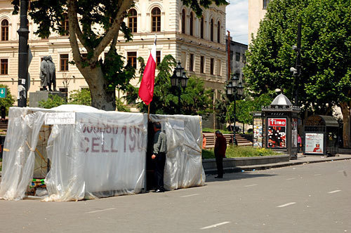 Тбилиси, "город камер" у входа в парламент Грузии, май 2009 года. Фото "Кавказского Узла"