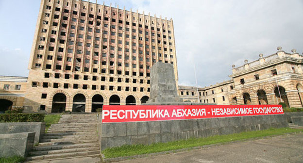 Абхазия, Сухуми, Дом правительства. Фото с сайта www.flickr.com/photos/womeos