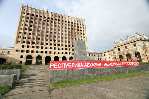 Абхазия, Сухуми, Дом правительства. Фото с сайта www.flickr.com/photos/womeos