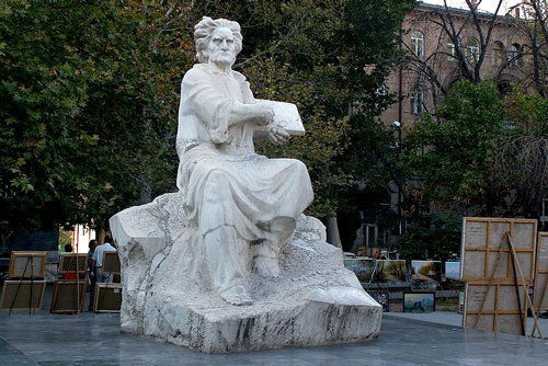 Памятник художнику Мартиросу Сарьяну в Ереване. Фото с сайта http://ru.wikipedia.org