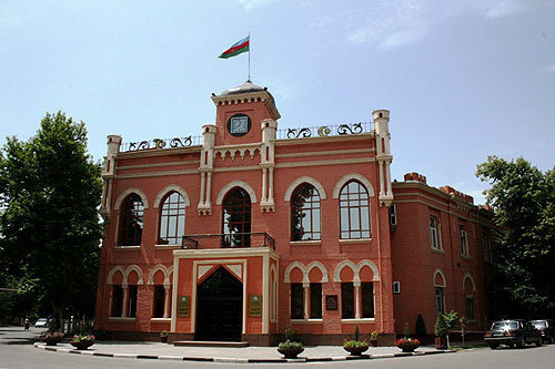 Здание парламента Азербайджанской Демократической Республики в городе Гянджа на северо-западе Азербайджана. Фото с сайта http://ru.wikipedia.org

