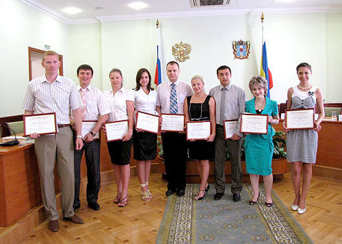 Молодежные министры с сертификатами победителей конкурса. Фото "Кавказского Узла"