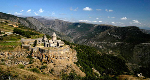 Татевский монастырь, Армения. Фото с сайта http://ru.wikipedia.org