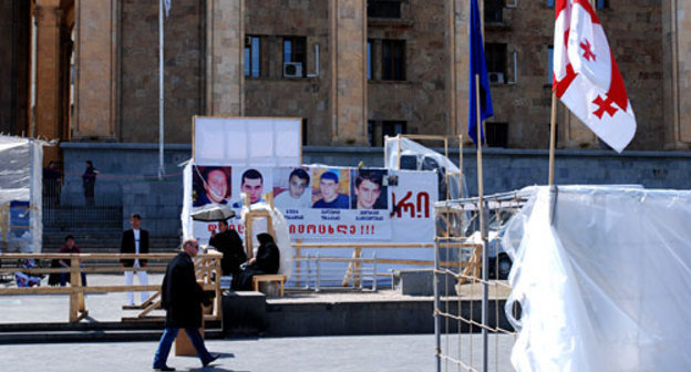 Тбилиси, "город камер" у парламента Грузии. Фото "Кавказского Узла"