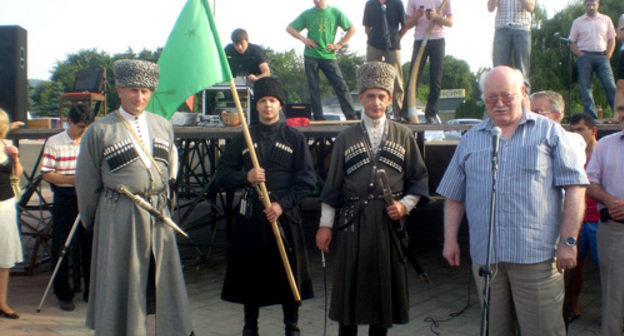 Торжественные проводы всадников в поход, руководитель "Адыгэ Хасэ" Мухамед Хафицэ напутствует всадников. Фото "Кавказского Узла"