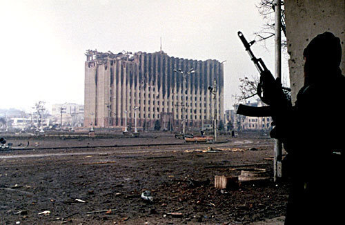 Бои вокруг здания бывшего республиканского комитета Компартии («Президентского дворца») в Грозном, январь 1995 года. Фото с сайта http://ru.wikipedia.org, автор Михаил Евстафьев
