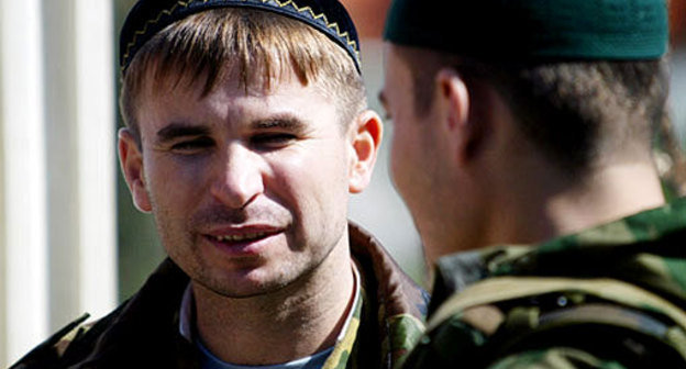 Иса Ямадаев на похоронах брата Руслана. Фото с сайта http://life.ru