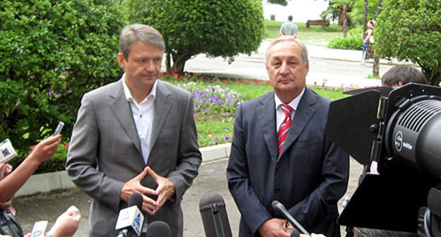Слева губернатор краснодарского края Александр Ткачев, справа президент Абхазии Сергей Багапш. Брифинг после подписания Соглашения о сотрудничестве. Фото "Кавказского Узла"