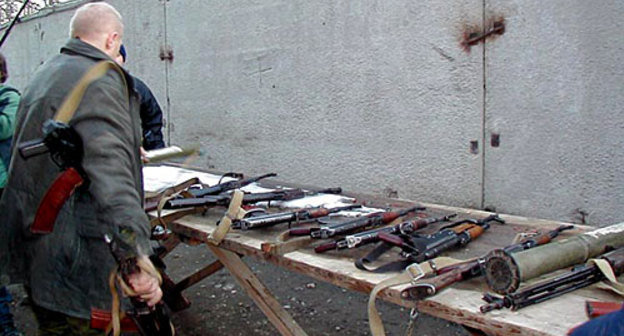 Чеченские боевики добровольно сдают оружие. Фото с сайта www.chechnyafree.ru