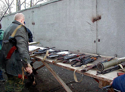 Чеченские боевики добровольно сдают оружие. Фото с сайта www.chechnyafree.ru