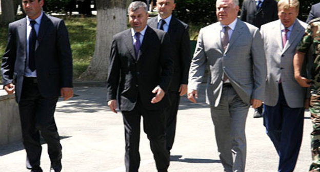 Слева Эдуард Кокойты, справа Владимир Проничев. Фото "Кавказского Узла"
 