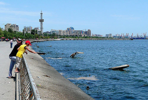 Азербайджан, Баку, берег Каспийского моря. Фото с сайта www.flickr.com/photos/photopetros